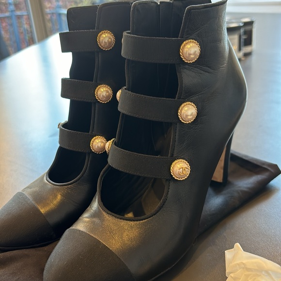 Super rare Cc pearl Chanel authentic heels 37.5 - Picture 2 of 8